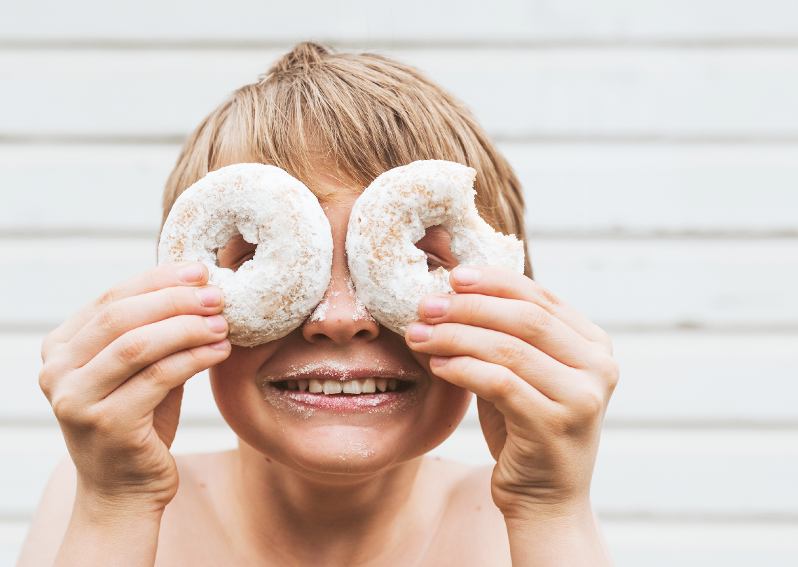 Imagens Berçário Nascht Luxemburgo Artigo Sucre | Uma criança esconde os olhos com dois donuts